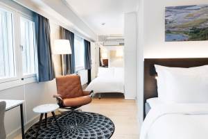 På et hotell er det viktig med gulv som varer, både estetisk og funksjonelt. Pergo Sensation er et laminatgulv med høy slitestyrke, lang varighet, enkelt vedlikehold og som tåler fukt.<br />Foto: Radisson Blu Park Hotel, Oslo