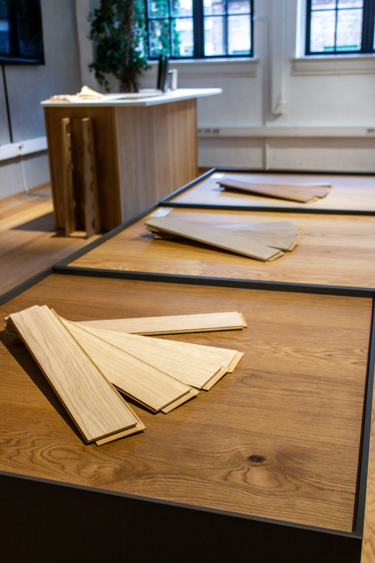 prøver av tregulv på sorte kuber i et showrom 