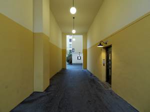 PORTAL: Fire portaler leder inn til innergården der de ti oppgangene er spredt ut. Også portalene er malt med to valører av den valgte gule fargen. <br />Foto: Fin Serck-Hanssen