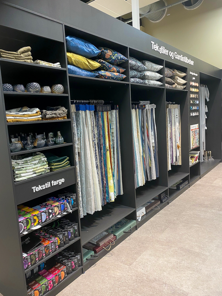 hyller med tekstil og tilbehør