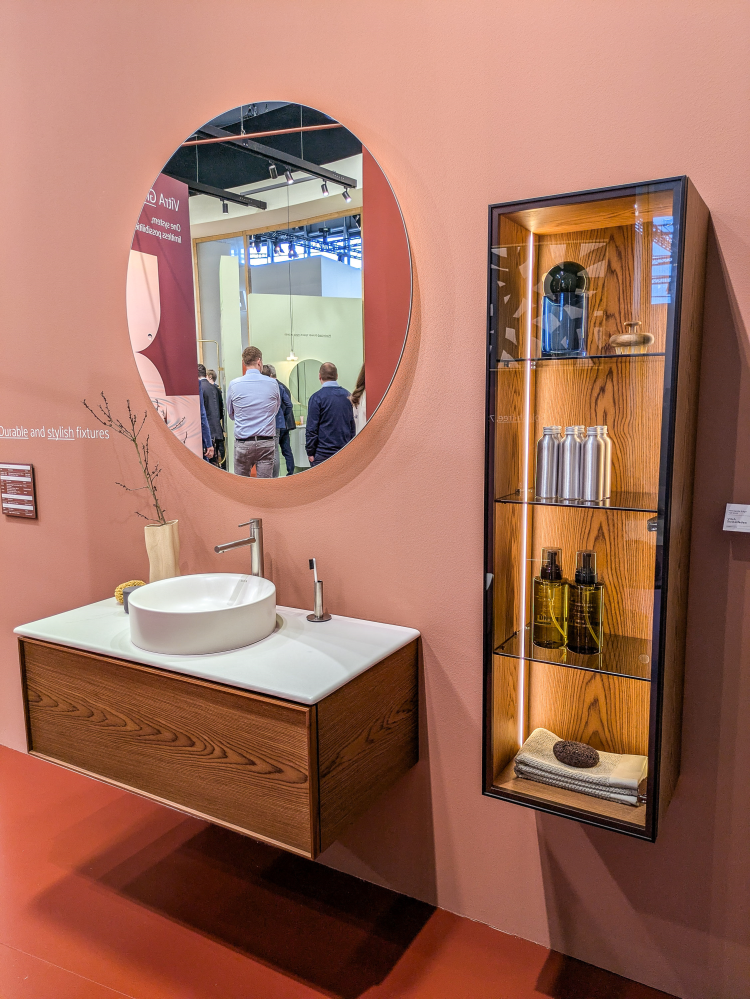 baderomsmøbler og speil mot rosa vegg