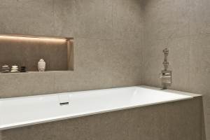 SPABAD: Her kan huseierne nyte et avkoblende bad i eget hjemmespa. Til tross for få kvadratmeter, rommer badet både badekar og dusj.<br />Foto: Chera Westman/ifi.no
