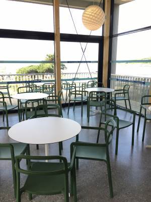Gjennom generøse vinduer i caféen har gjestene flott utsikt over stranden og havet. <br />Foto: ASAS arkitektur