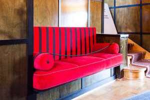 Da gjenreisingen tok til var alle vegger fra 1960-tallet borte, men skapet i den røde sofaen skjulte nyttige spor. De ble tolket av en båtbygger som løste plategåten.