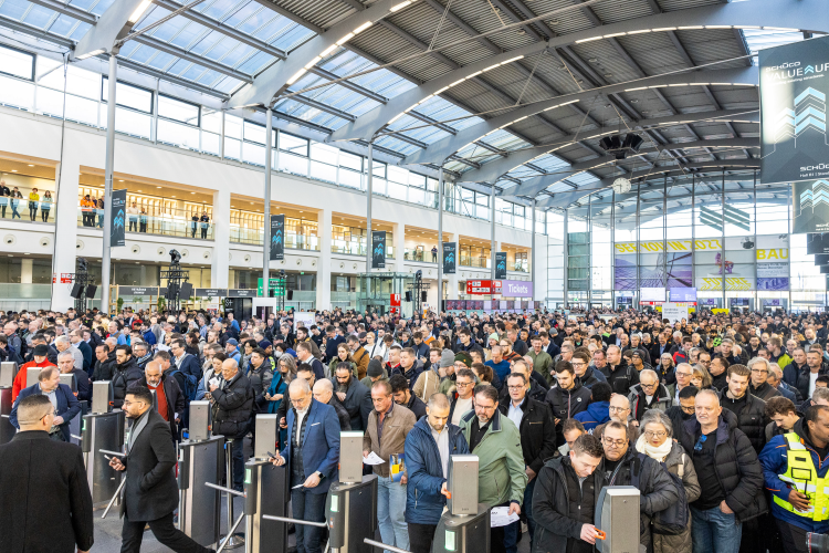 mange mennesker på vei inn sperringer på messe