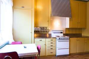 Kjøkkeninnredningen er rekonstruert med kopi av det originale plassbygde kjøkkenet, original fargesetting og tidsriktige gardiner, bord og stoler. Veggene malt i farge blek gul oker S 1015-Y10R.