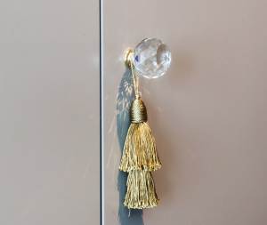 Med dusker og swarowski-knotter løftes slette skapdører opp i luksusklassen. <br />Foto: Kristian Owren/ifi.no