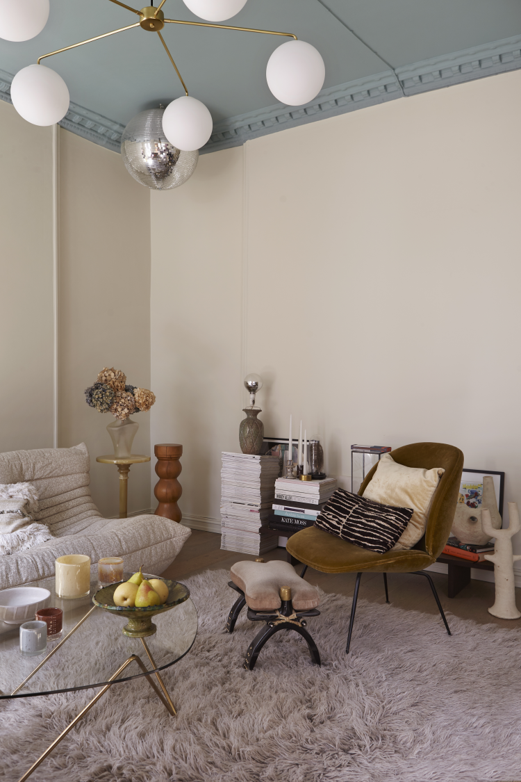 mintgrønt tak lyse vegger teppe stue