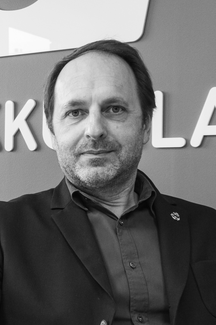 sort hvitt bilde av mann i mørk dressjakke 