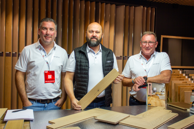 tre menn på gulvshowrom