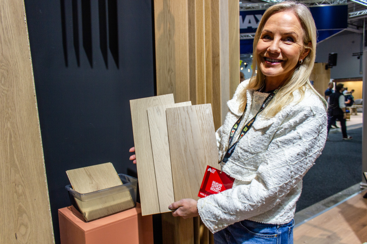 dame holder fem gulvprøve