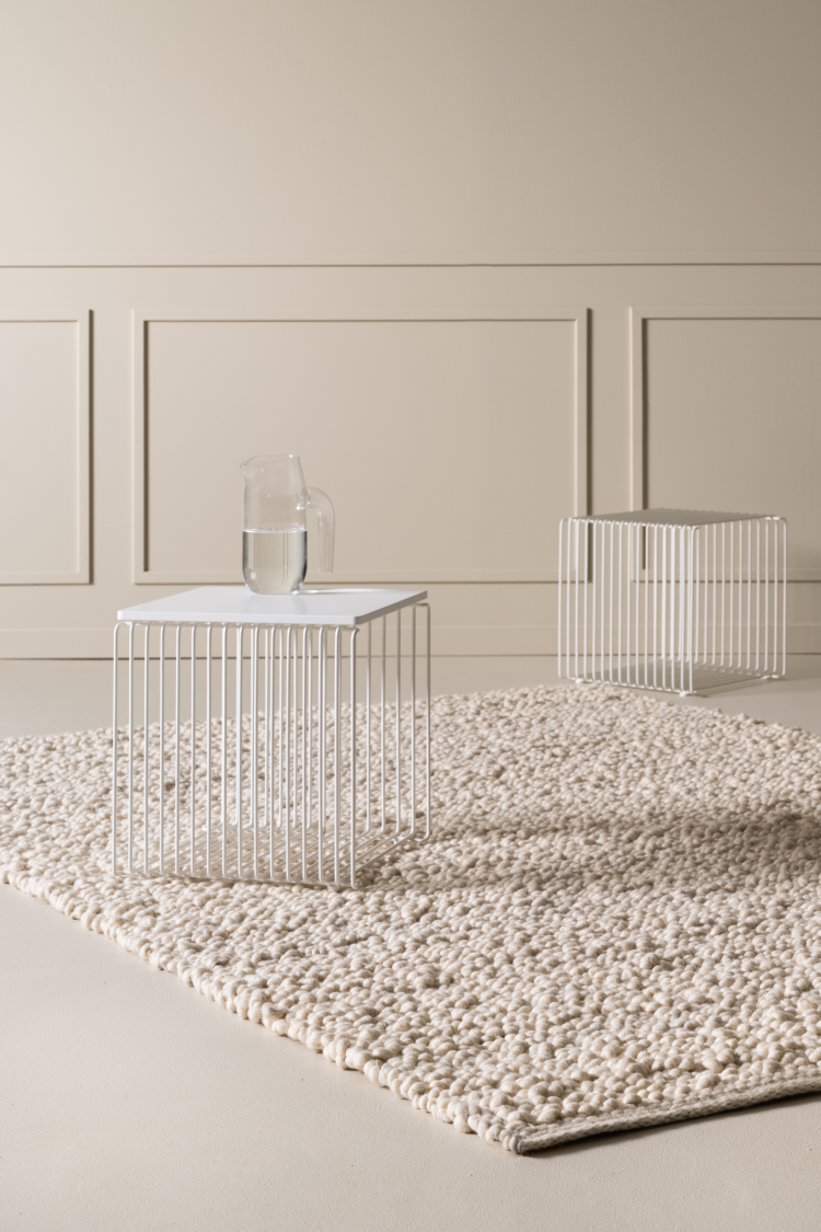 Hvitt vevet teppe med grov tekstur