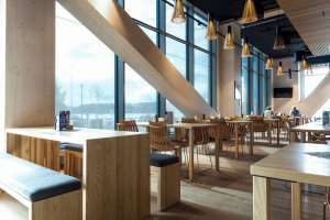 Restauranten i første etasje er allerede blitt en turistmagnet. Her er det treverk overalt og god utsikt over Mjøsa.