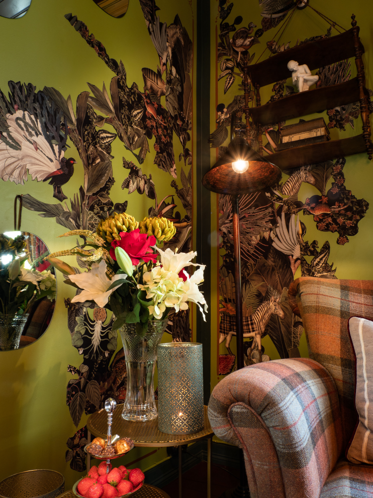 Decopage laget av tapet i stue på Villa Åmot 