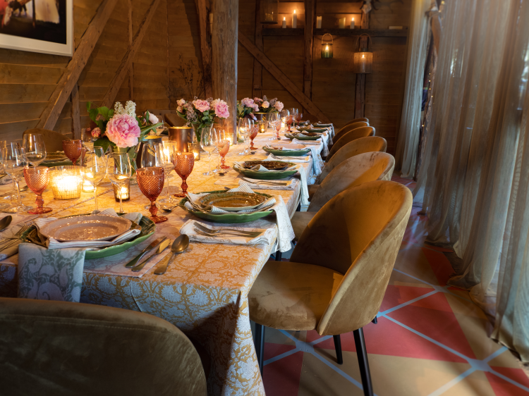 Glamorøs spiseplass i låven på Åmot Gard/Villa Åmot