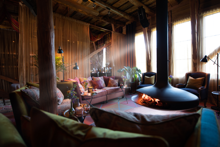 Peisestue i låven på Åmot Gard/Villa Åmot