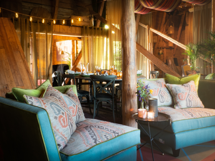 Fargerik sofakrok i peisetue på Åmot Gard/Villa Åmot.