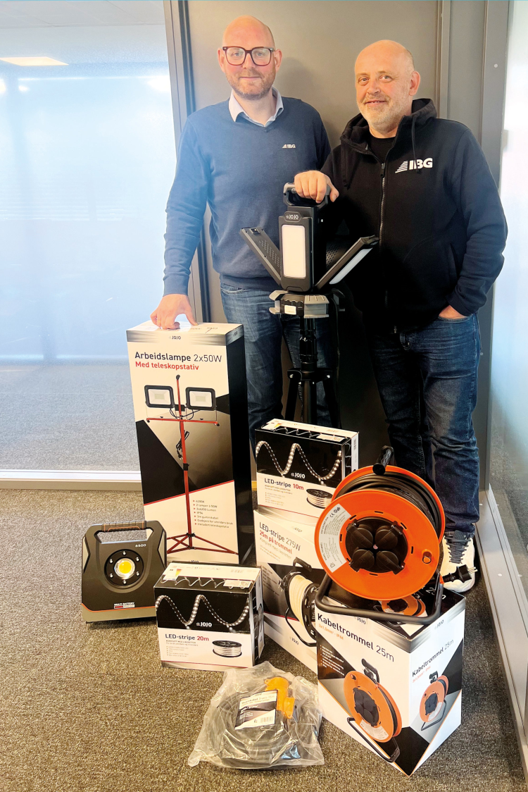 To menn med mange arbeidslamper 