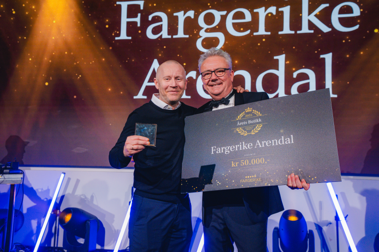 Fargerike Arendal, årets butikk 2025, representert av en fornøyd butikksjef, Børre Aanonsen.