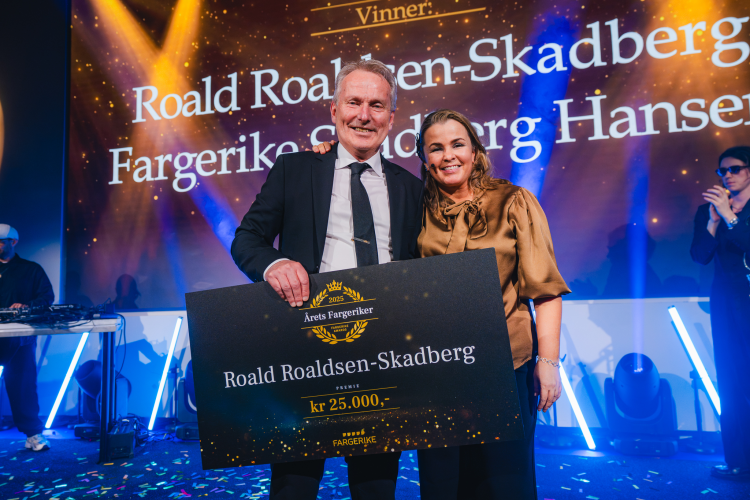 Roald Roaldsen-Skadberg, sammen med kjededirektør Marita Irene Berg. 