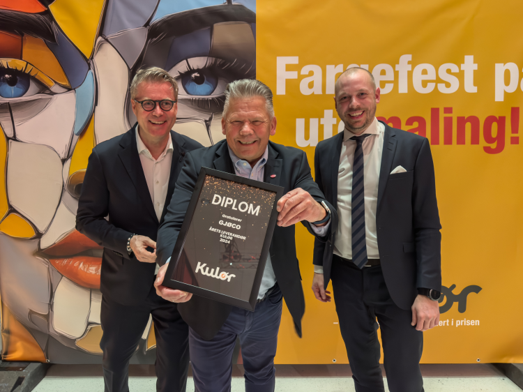 Øyvind Loven, Eivind Eriksen og Sebastian Lødrup poserer for kamera etter Gjøco vant årets leverandør.