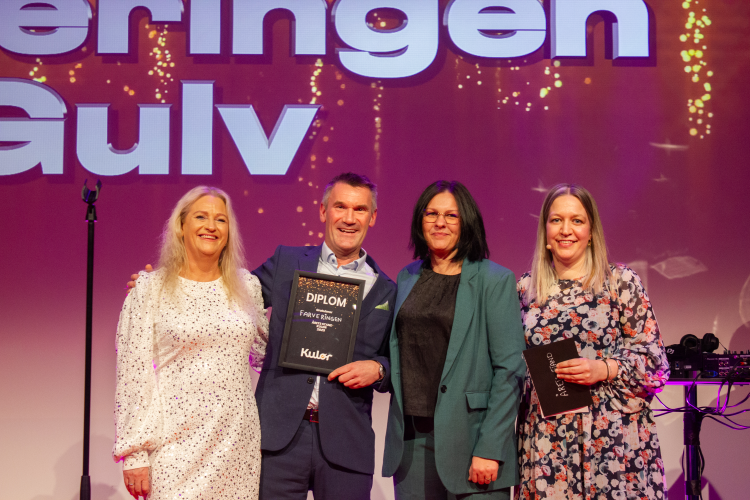  Irene Hagen, Audar Dørum og Trude Holum Olsen fra Farveringen gikk på scenen for å motta prisen Årets stand, delt ut av Ingrid Møstad Frogner.