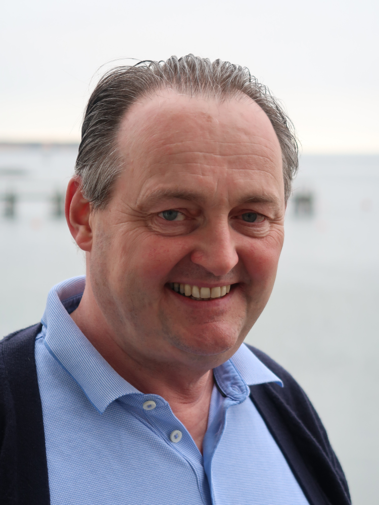 mann i blå pikettrøje