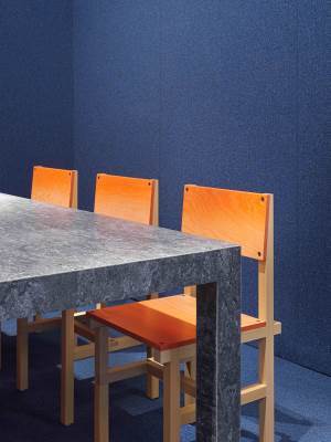 MYKT MØTEROM: Både vegger og gulv i møterommet er kledd med teppefliser fra serien DESSO Airmaster Tones, som er utviklet for å redusere støv og partikler i inneluften. Møblene kommer fra Blå Station.<br />Foto: Tarkett