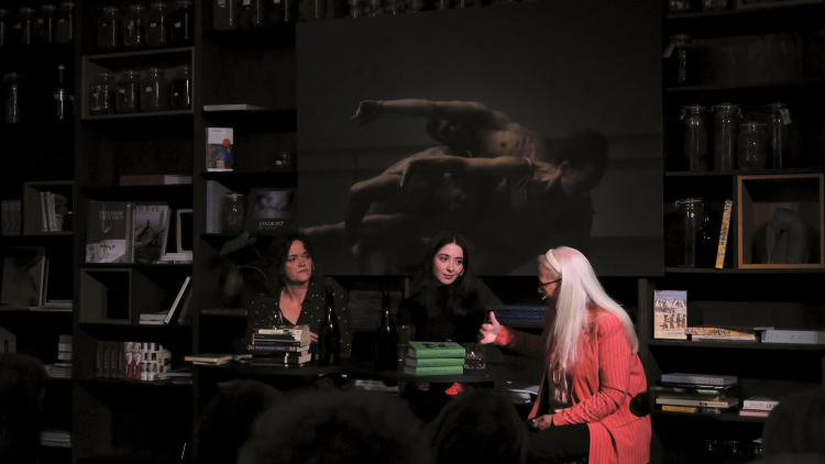Panelsamtale på en scene.
