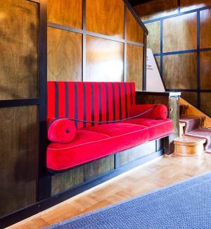 Da gjenreisingen tok til var alle vegger fra 1960-tallet borte, men skapet i den røde sofaen skjulte nyttige spor. De ble tolket av en båtbygger som løste plategåten.<br />Foto: Kristian Owren/ifi.no