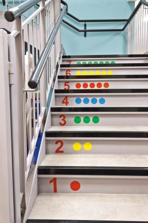 Også trapperommet brukes til lek og læring. <br />Foto: Chera Westman/ifi.no