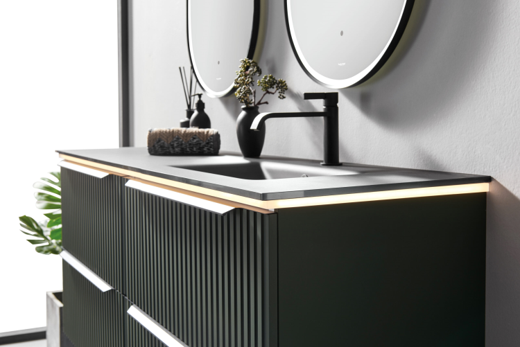 Sort baderomsinnredning med riller på frontene 