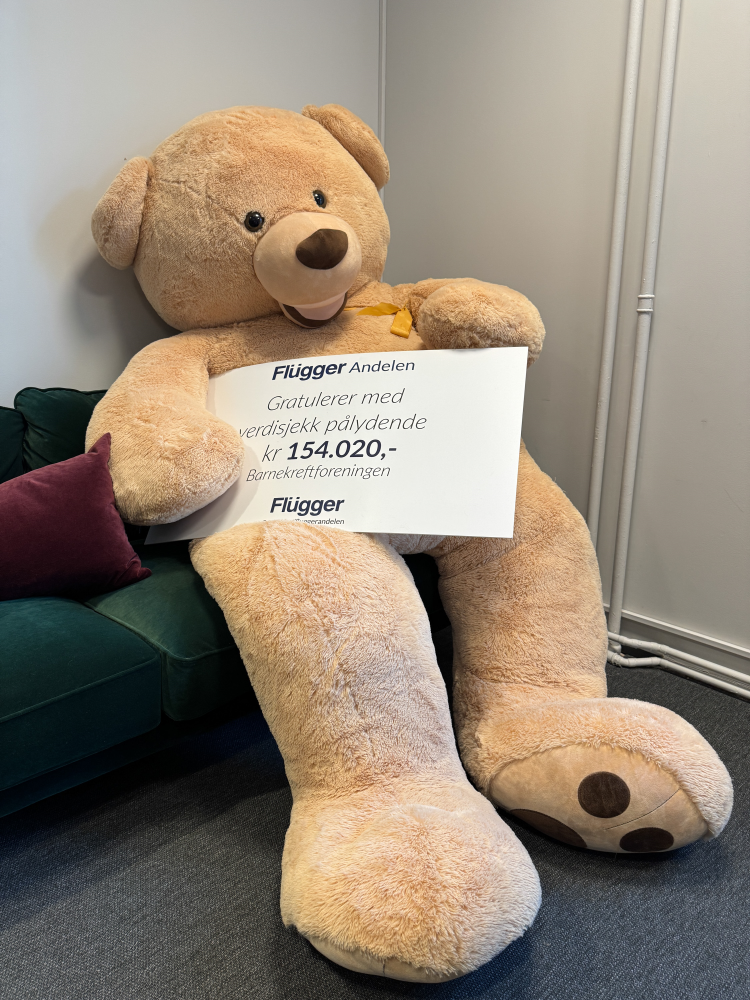 Store kosebamse holder verdisjekken til Barnekreftforeningen fra midlene i 2024.