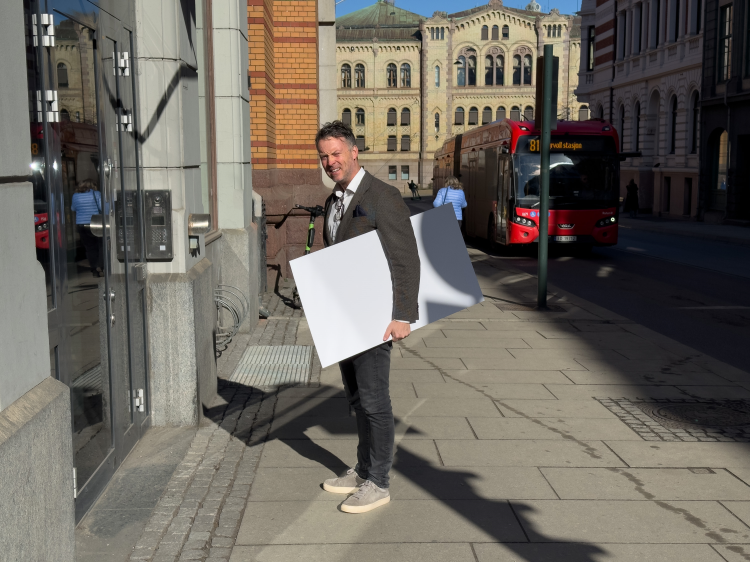 Steffen Eide, ansvarlig for Flügger Andelen i Norge poserer med en skjult verdisjekk.