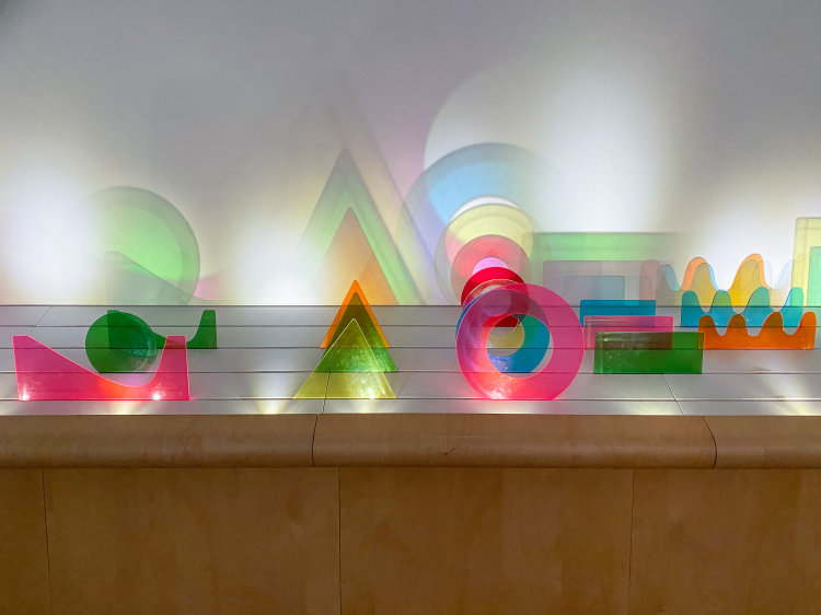 fargerike objekter i en utstilling for barn