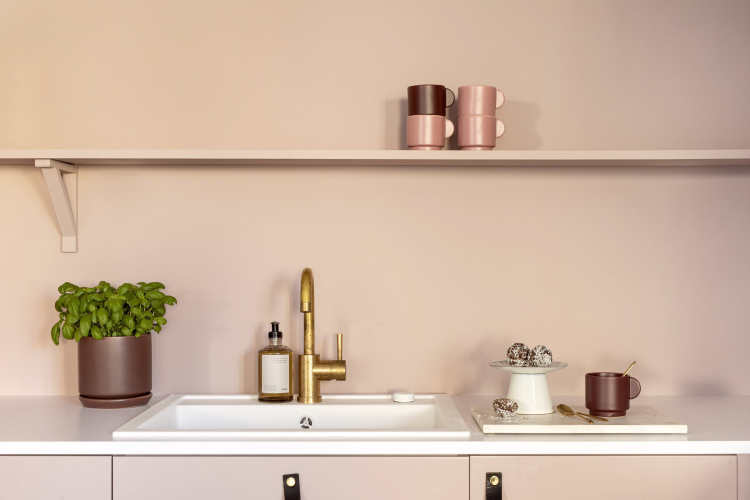 pastellrosa vegger hyller kjøkken