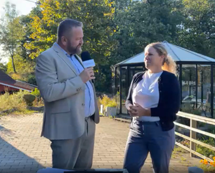 Mann med mikrofon intervjuer dame