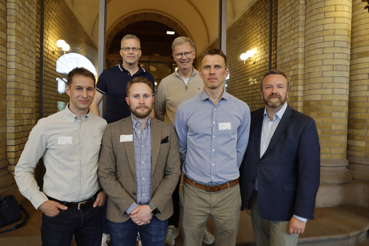 gruppebilde av seks menn i på Stortinget