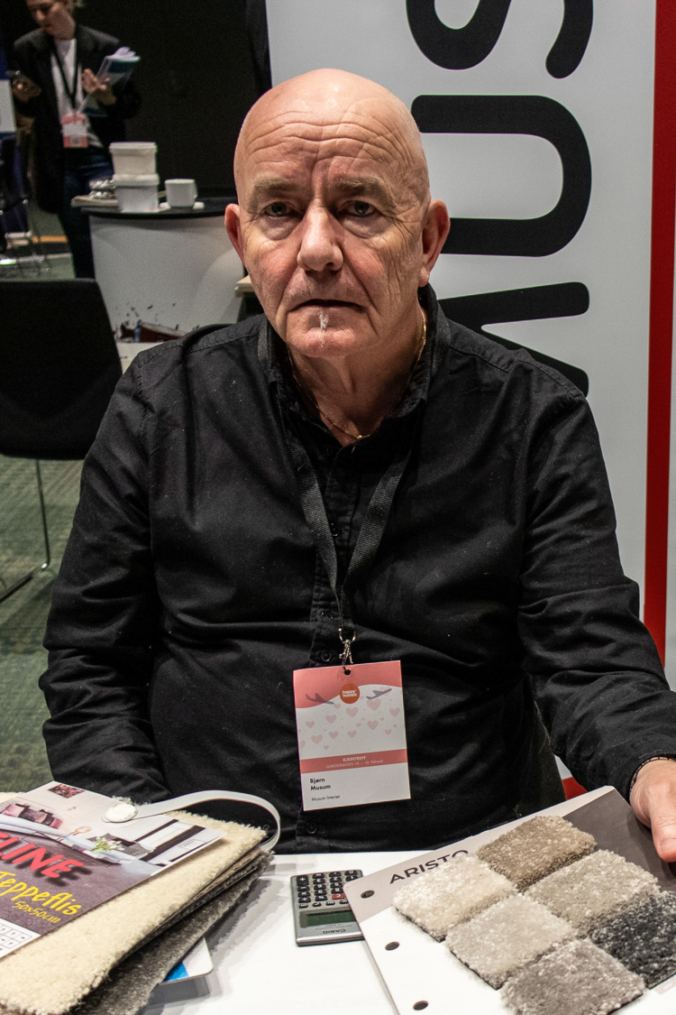 mann med barbert hode og sort skjorte 