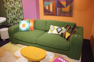 BOUCLÉ OVERALT: I avdelingen for interiørdesign var det mye bouclé på stoler, sofaer og  senger i hvitt og i beige. Men også i spenstige 1970-talls farger som grønn, brun og oransje.