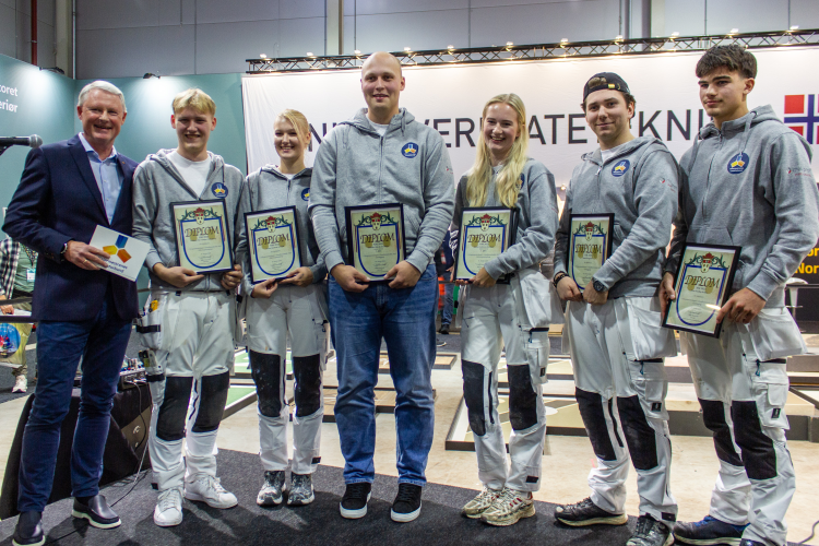 Alle deltagerne på Bygg Reis Deg, og Stein Hesstvedt hos MLF