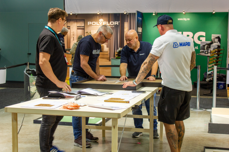 Dommerne i gulvlegging under Bygg Reis Deg.