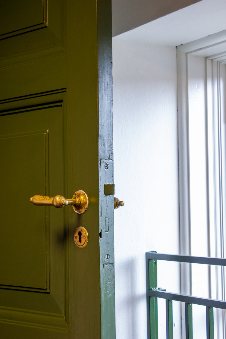 dører og vinduer er malt med linoljemaling