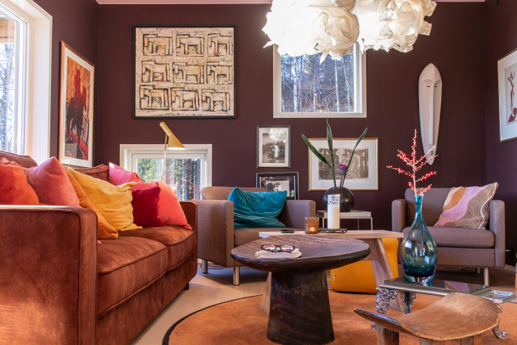 nylig pusset opp stue, med fine farger og mange bilder og kunstverk