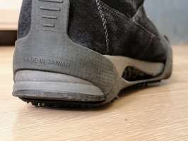 Foto: Robert Walmann/ifi.no<br/>BRUTALE BRODDER: Løse brodder under skoene kan enkelt tas av. – De har ingenting å gjøre innendørs, sier Kristian Owren hos IFI. (Foto: Robert Walmann/ifi.no)