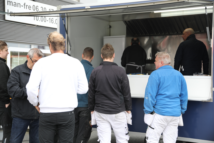 Foodtrucken til Flügger med sultne håndverkere i kø.