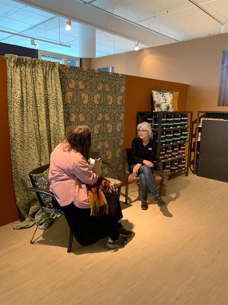 Sammen med fagfolk finner kunden løsninger i butikken.