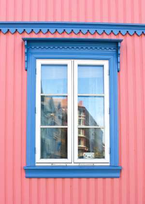 Kunstneren Willibald Storn flyttet til Kampen tidlig på 1970-tallet og malte huset sitt rosa og blått. <br />Foto: Bjørg Owren/ifi.no