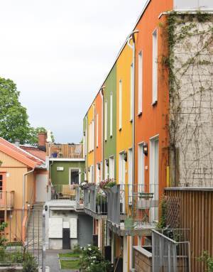 Mot gater og i gårdsrom er det bygget mye nytt. Formen på husene forteller om i dag, mens materialer og farger blender dem fint inn i den tradisjonsrike trehusbebyggelsen.<br />Foto: Bjørg Owren/ifi.no