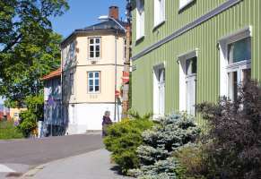 Foto: Bjørg Owren/ifi.no<br/>Hurdalsgata er som en idyllisk liten grend. Hvert hus har sin egen farge og identitet, alt er likevel fint samstemt.
